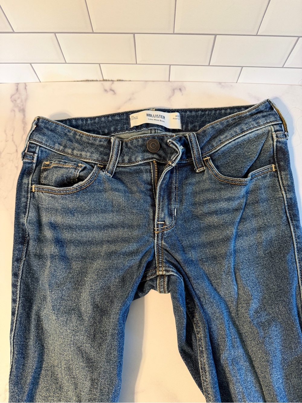 Hollister Low-Rise Boot jeans in women’s size 2R / W26 Regular with a classic me